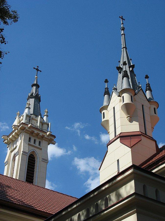 Wieże kościoła w Skolimowie