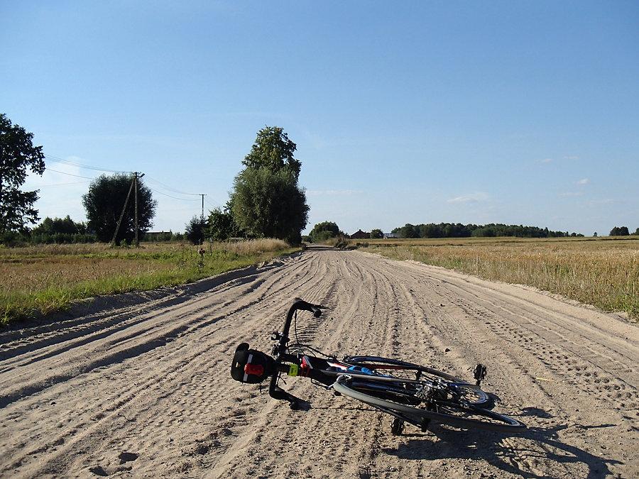 Piaszczysta droga kawałek za Nasielskiem