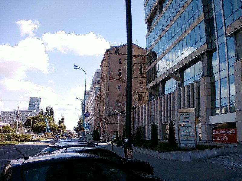 Biurowiec i stara kamienica