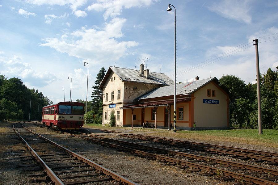 Szynobus 810 675 oczekuje na planowy odjazd w Złotych Górach