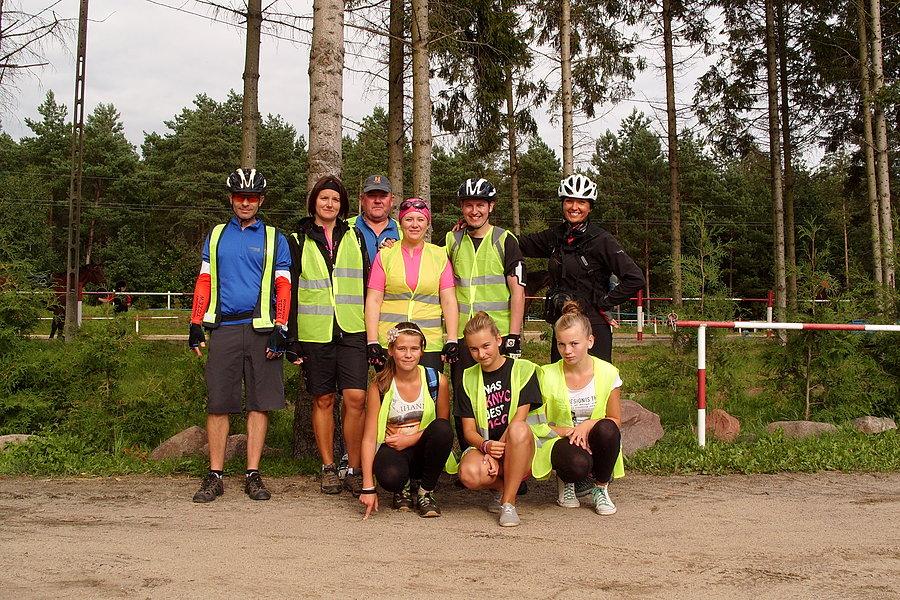 Rowerzyści w stadninie koni