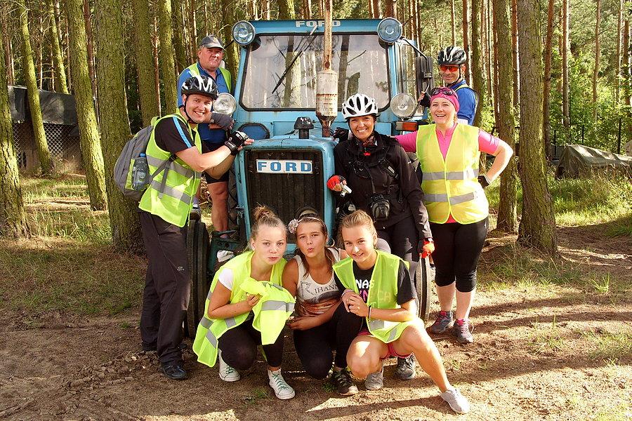 Rowerzyści na terenie stadniny koni