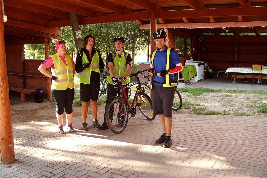 Rowerzyści na terenie stadniny koni