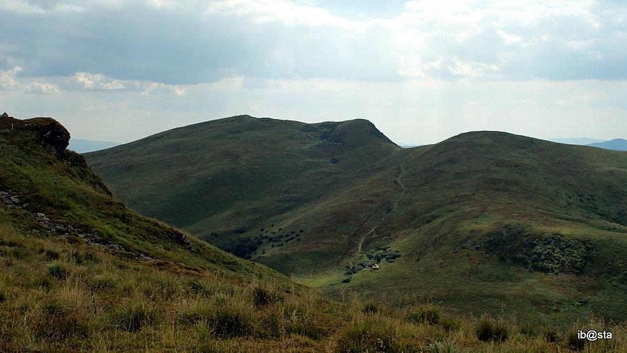 Widok z Krzemienia - Tarnica, przełęcz Krygowskiego, Tarniczka, w dole przełęcz Goprowska