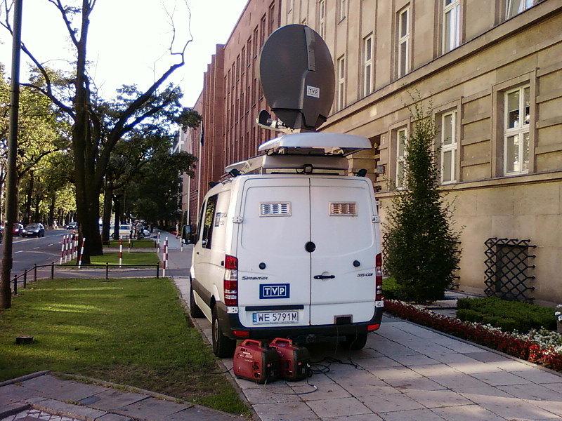 Wóz transmisyjny przed ministerstwem