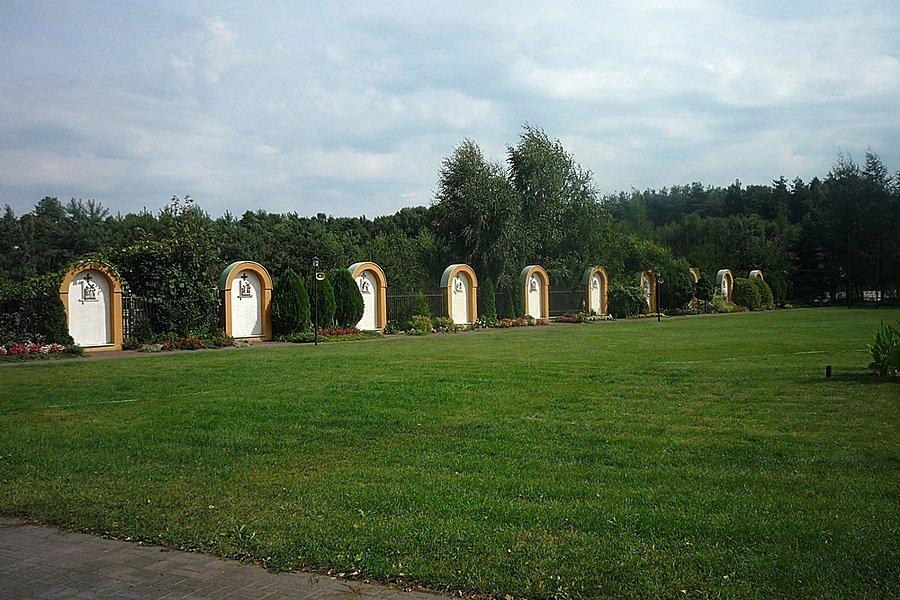 Droga krzyżowa przy kościele w Domaniewicach