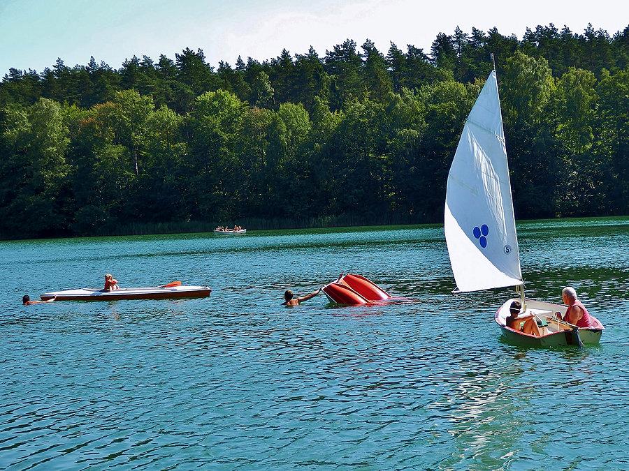 Nad jeziorem w Borównie. Akcja ratownicza - tonie rower,wodny
