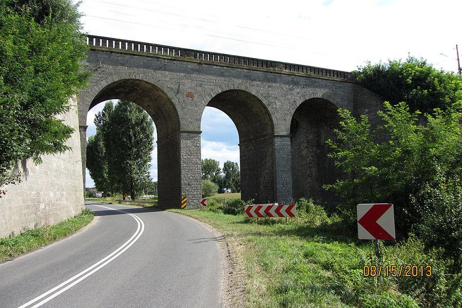 Ładny most kolejowy w Kamieńcu Ząbkowickim