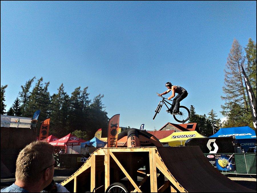 Skoki w skate parku