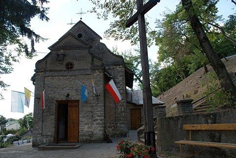 Stoi na wzgórzu kaplica