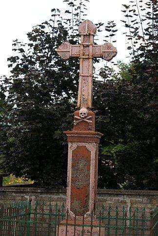 Krzyż z czaszką gdzieś po drodze