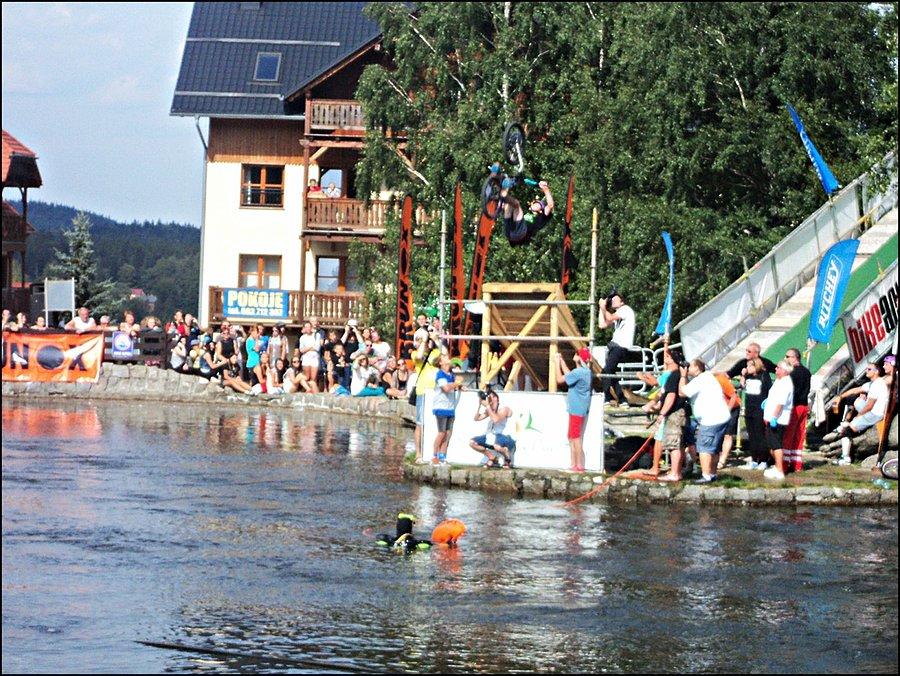 Skok z backflipem