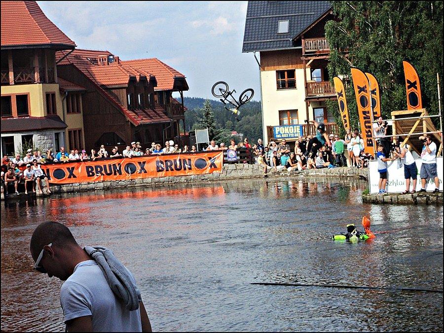 Wyrzucił rower ;)