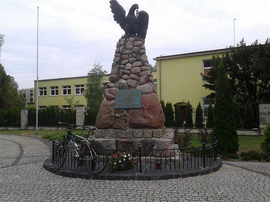 Niezlomnym żołnierzom Józefa Piłsudskiego oficerom Legionów więzionym w Beniaminowie w roku 1917 za odmowę przysięgi Niemcom