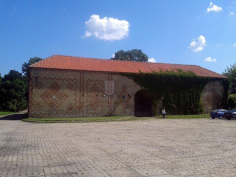 Zabytkowa stajnia w parku