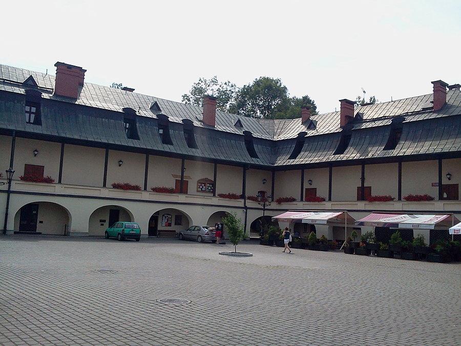 Kończyce Małe dziedziniec zamku