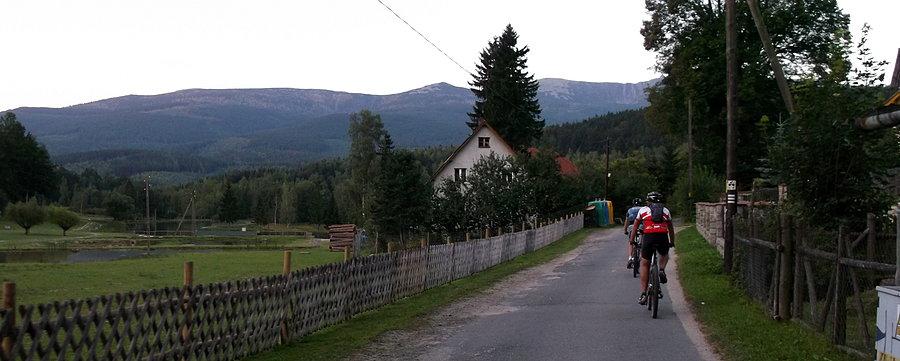 Godzina 6:26. Górne Michałowice z pięknymi Karkonoszami w tle