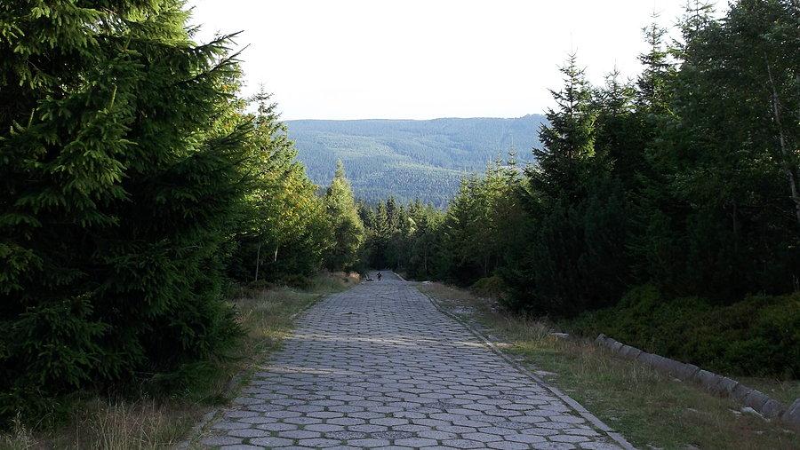 Im wyzej tym nawierzchnia lepsza. Ten mały punkcik na drodze to klosiu :)
