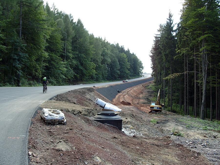 Nawet w koparce gąsienice się roztopiły ;)) a co dopiero nasze popnki. Więc grupa szybko się rozbiła i każdy ratował się jak mógł. Bo jak widać cwany Bogdan chciał do sklepu dostarczyć nie tylko świeże mięsko ale i już usmażone ;))