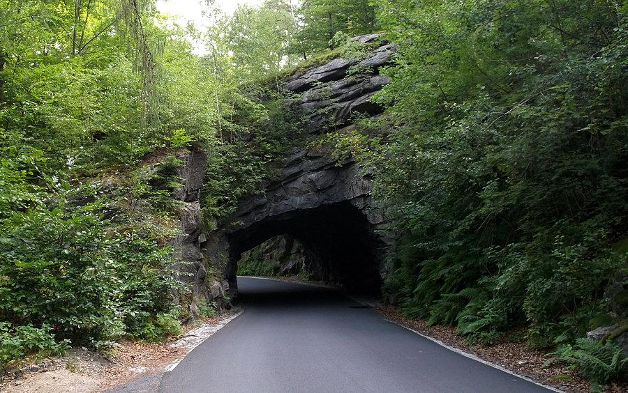 Wykuty tunel na podjeździe do Michałowic