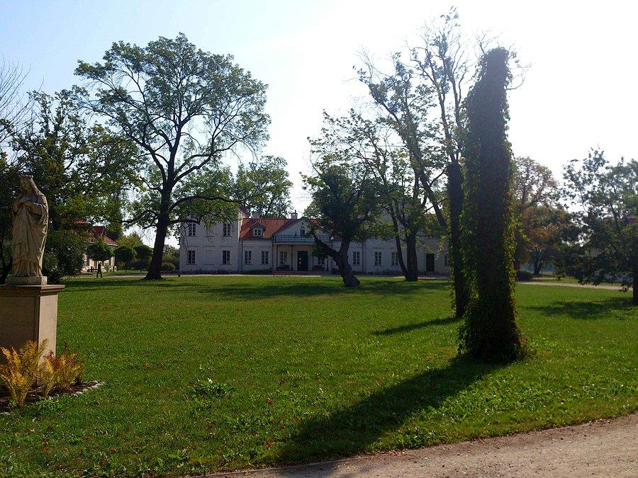 Zespół pałacowo-parkowy w Łochowie