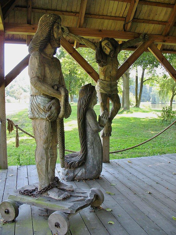Radziejowice - rzeźby upamiętniajace miejsce drewnianego kościółka