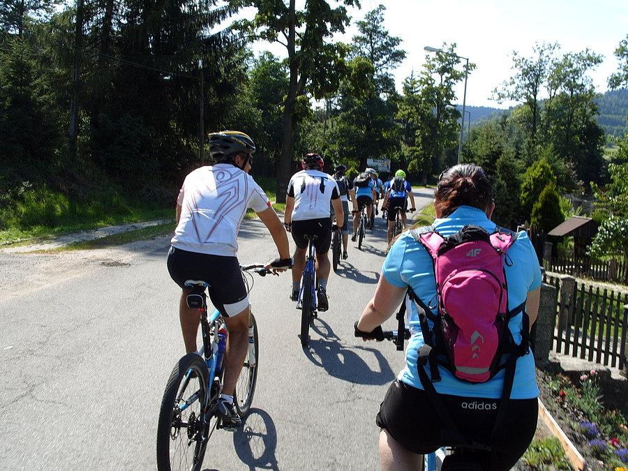 W Stroniu dołączamy do małego peletonu słabiutkich MTB aby pokazać rowerzystom na czym jazda polega ;)