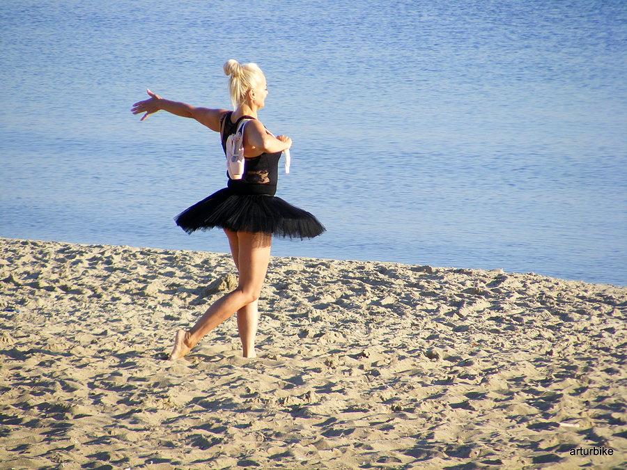 Sesja foto prima baleriny na plaży o 7.am