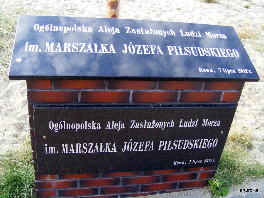 Obelski informujący o aleii w Rewie