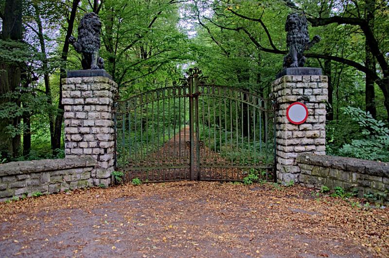 Główna brama wjazdowa do parku w Mosznie