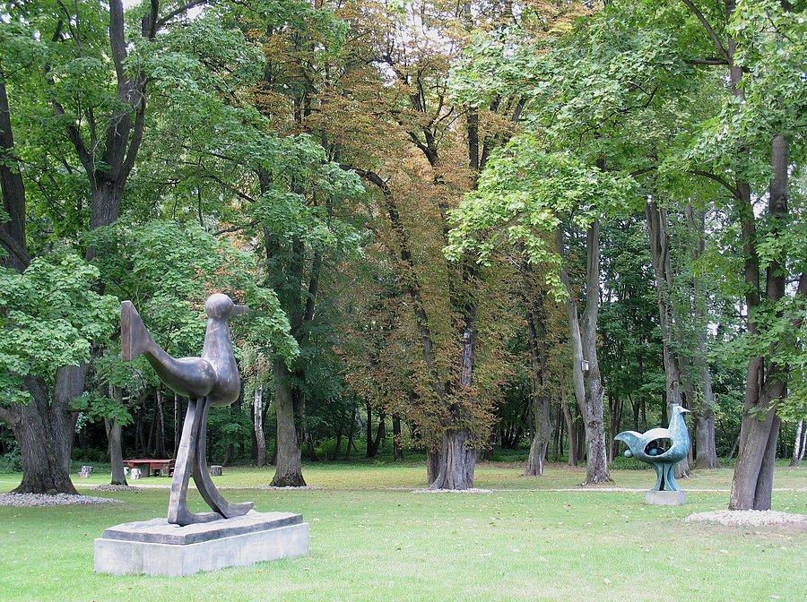 Tematem rzeźb Juana Soriano, są ptaki