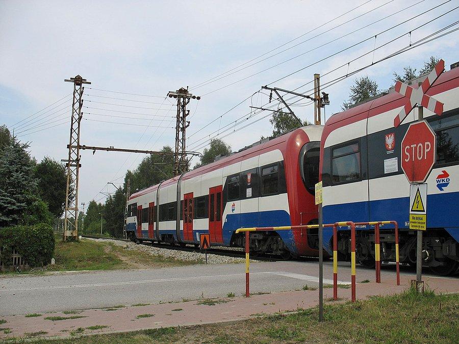 WKD na przejeździe przez ul. Średnią, przed przystankiem Kazimierówka