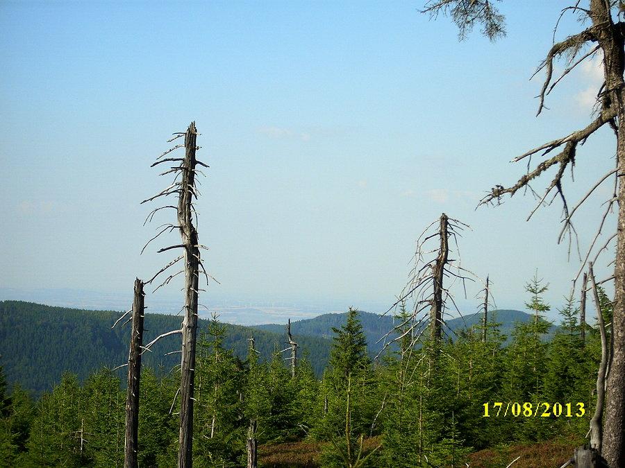 Widok z Rudawca, ledwo widoczne wiatraki w Lipnikach