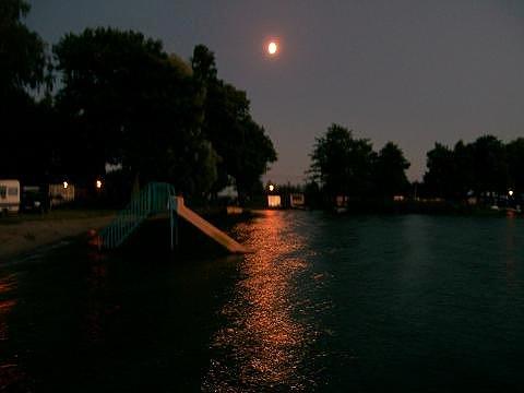 Plaża nad Niegocinem przy campingu w miejscowości Bystre