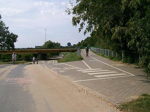 Węzeł szlaków rowerowych pod lewobrzeżnym przyczółkiem mostu siekierkowskiego