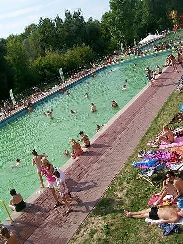 Basen pod chmurką na Saskiej Kępie, w wodzie raczej luźno