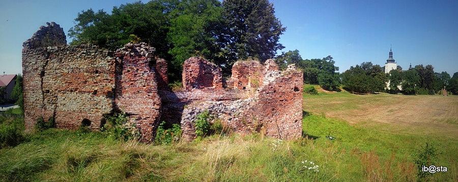 Panorama z wałów - ruina bramy i kościół