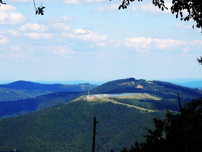 Widok ma górę Żar ze szczytu Czupel