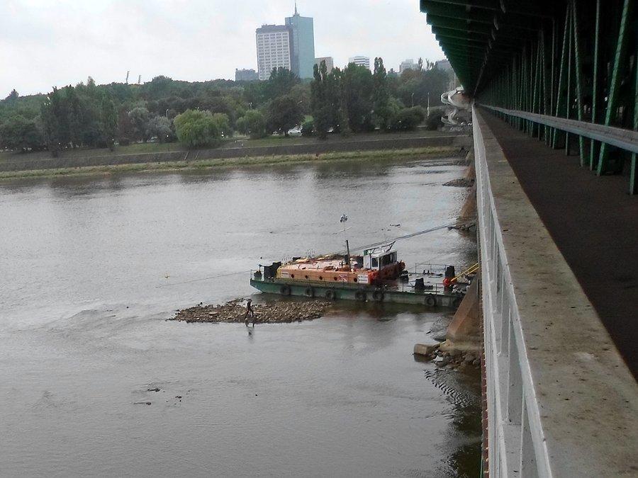 Co robią pod mostem?