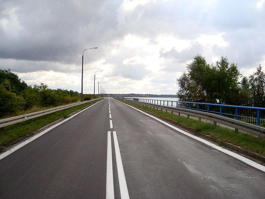 Przejazd przez tamę w Jeziorsku