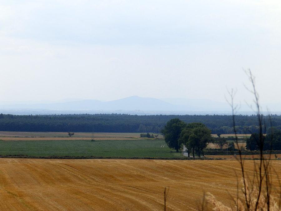 Widok na Ślęże i Góry Sowie z drogi między Głuchowem Górnym, a Miłocinem