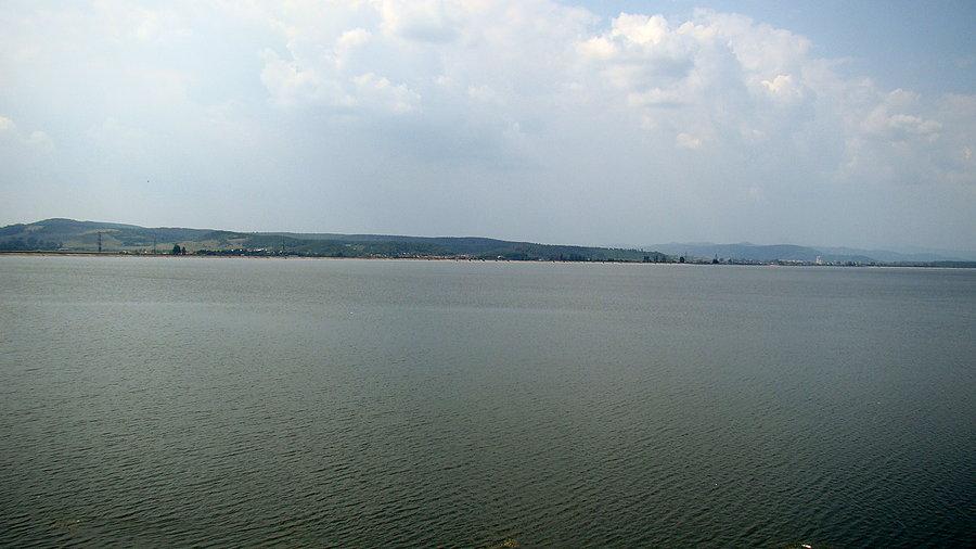 Po drodze mijamy spore jezioro