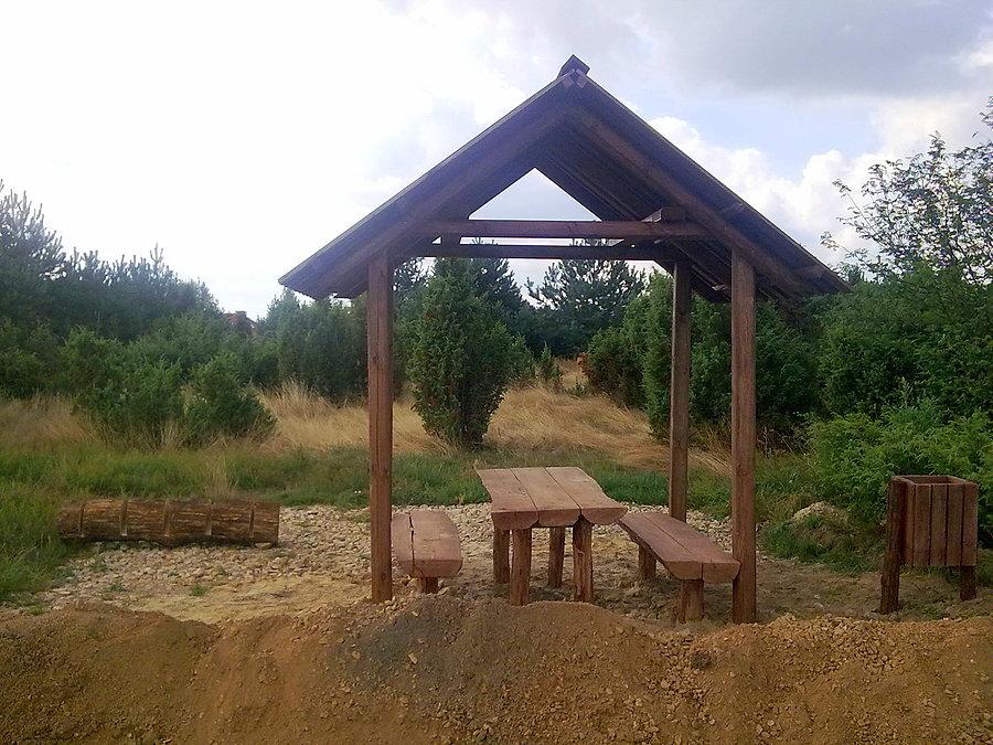 Udogodnienia przy drodze rowerowej. Miejsce na popas i stojak rowerowy