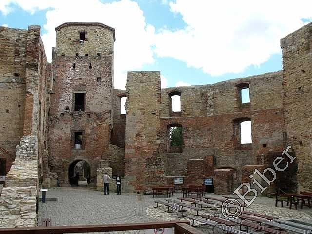 Zamek w Siewierzu - dziedziniec