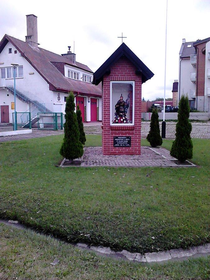 Kapliczka św. Floriana przed remizą OSP