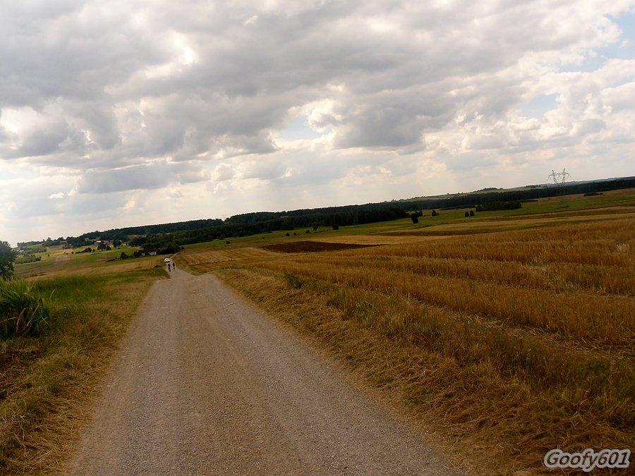 Szutrowy podjazd, ale jaki piękny... ;)