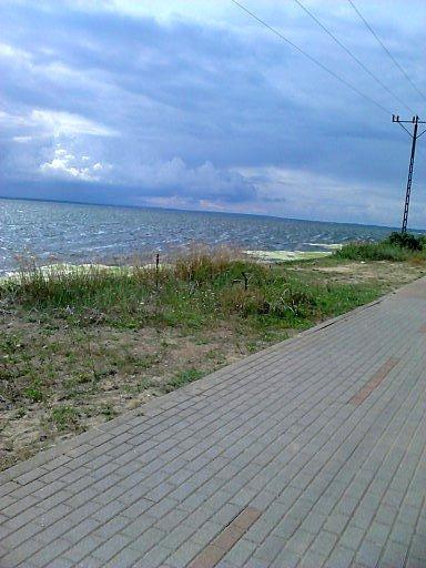 Droga rowerowa biegnie nad samym brzegiem zatoki