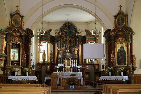 Wnętrze kościoła zza krat, w Sławnie