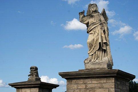 Umieszczone są dwie czaszki