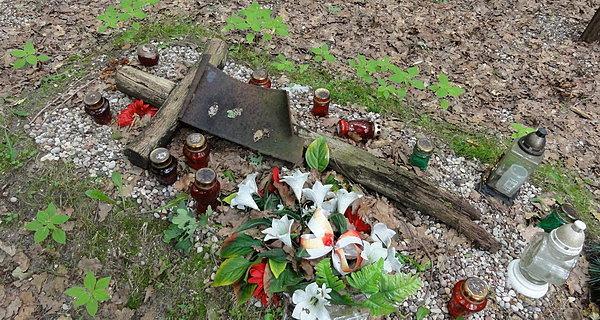Miejsce pamięci narodowej. Stary krzyż